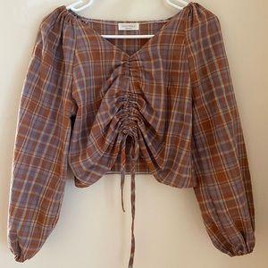 Brown & blue slightly cropped shirt with ruching.